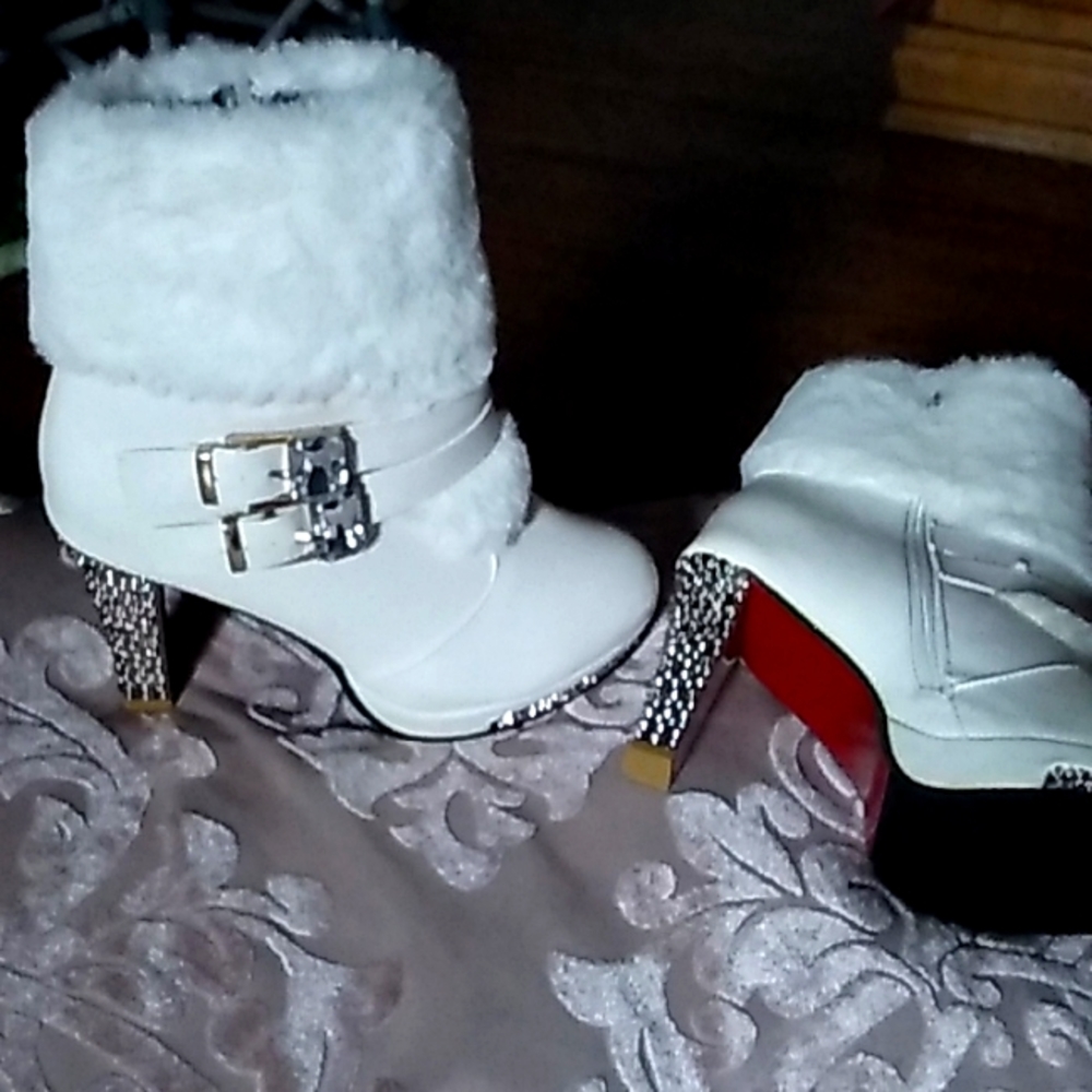 Beautiful all white and rhinestone heel perfect for the winter never worn